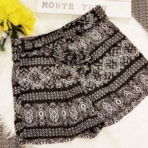 Monteau Black & White Patterned High-rise Shorts M